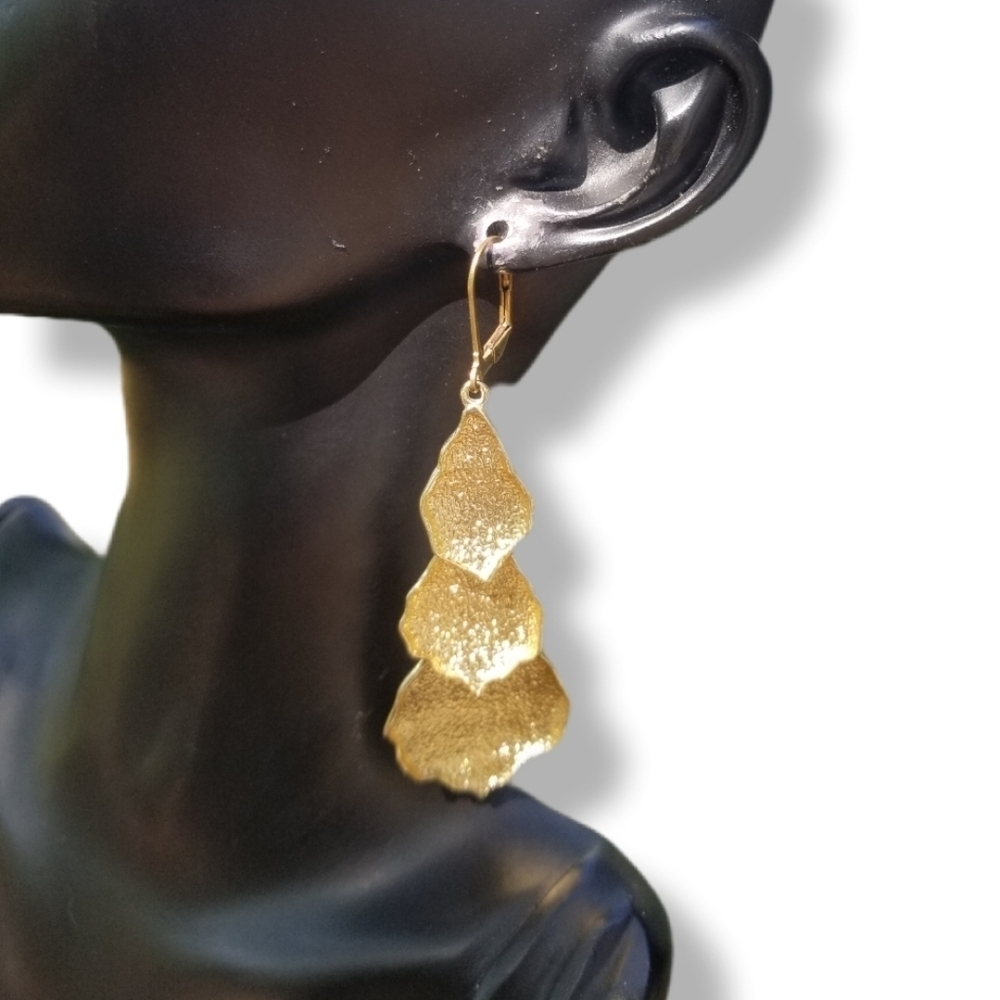 VINTAGE TEXTURED GOLDTONE GRADUATING LEAF DESIGN DROP EARRINGS